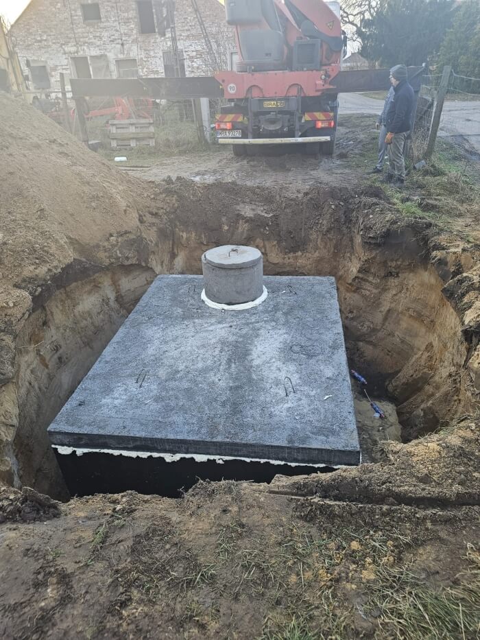 Montáž těsné betonové jímky pomocí jeřábu HDS. Realizace pro klienta z Boskovice